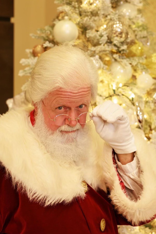 santa taking selfies with guests at a corporate event<br />
